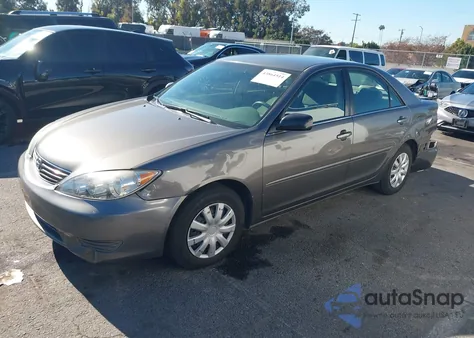 2005 Toyota Camry Le z USA, uszkodzony, nr VIN 4T1BE30K55U546429